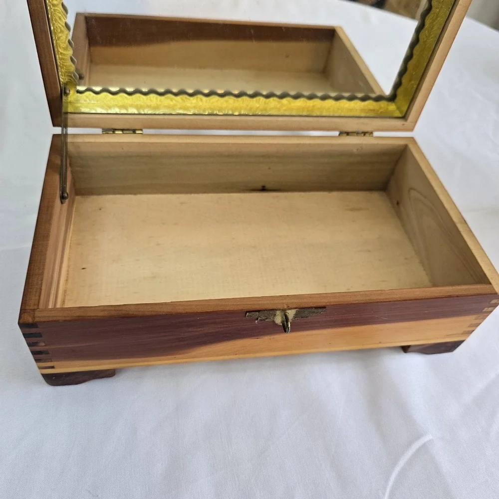 VTG Handcarved Cedar Box Finger-Jointed With Mirror Mountain and Water Landscape